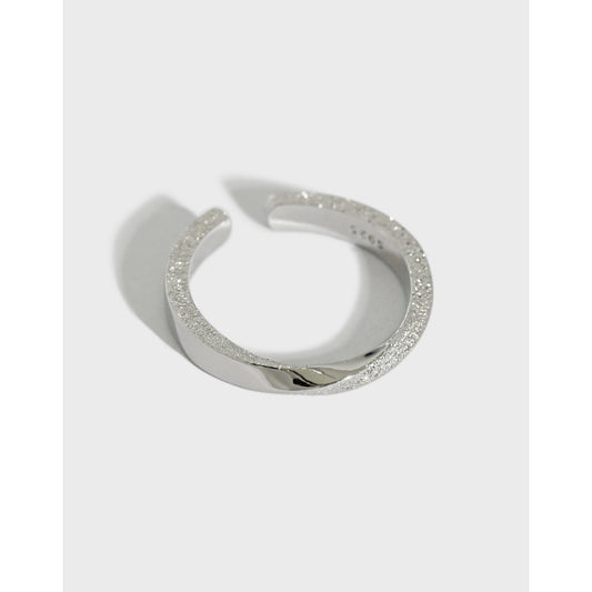 MOBIUS RING