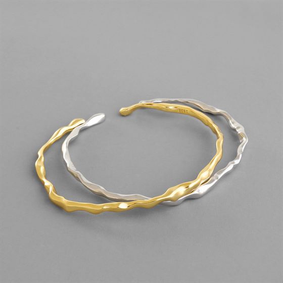 TWISTED BANGLE